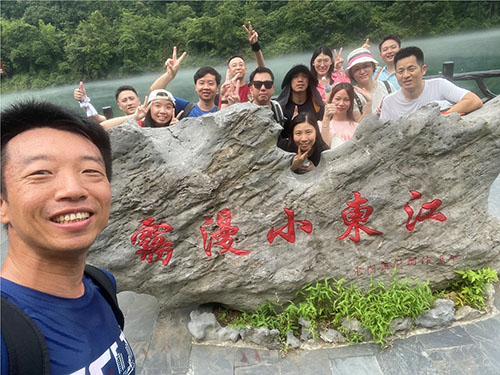 九年風(fēng)雨兼程，九年砥礪前行，云科國(guó)際迎來(lái)了意義非凡的九周年。2024年6月28日組織了為期3天的“福城郴州之旅”團(tuán)建活動(dòng)，在美麗的自然風(fēng)光中，共同感受公司的發(fā)展與壯大